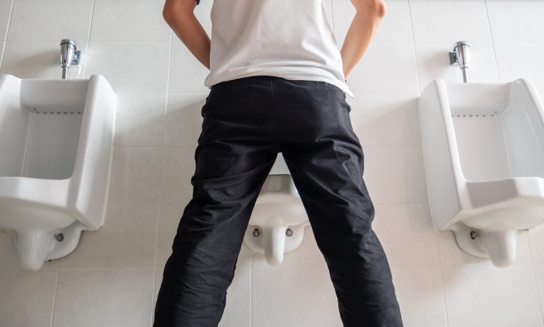 Qual é melhor para os homens: urinar em pé ou sentado?