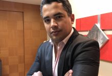 Urinar com sangue nunca é normal. Mas muitos fingem que não viram
